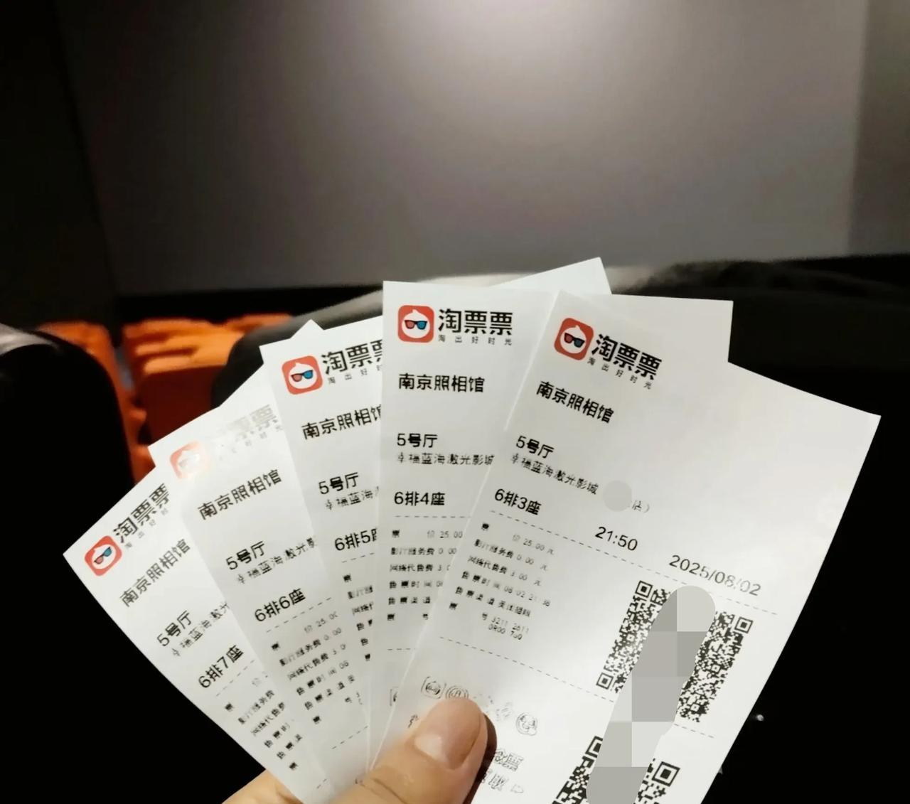 昨晚带熊孩子去看电影《南京照相馆》，影片很震撼人心，不过熊孩子到底有没有在看，我