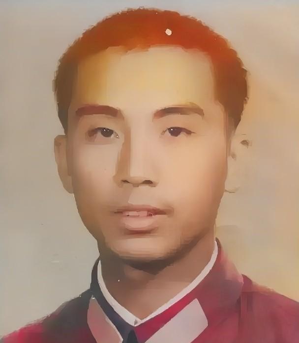 他为掩护战友，不幸触雷牺牲。他用自己年轻的身躯，捍卫着祖国领土的完整。他的忠诚与