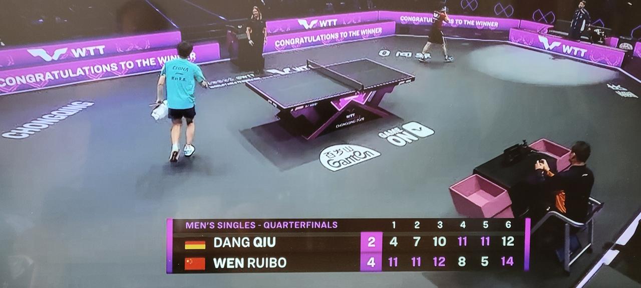 温瑞博激动地躺在地上！温瑞博4:2战胜邱党，率先打进四强，可喜可贺！小温敢打