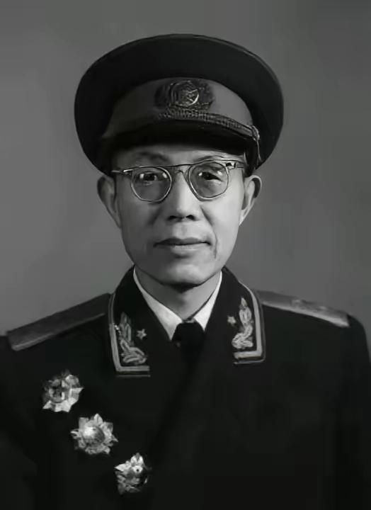 1937年，西路军侦察部长欧阳毅逃亡途中偶遇东北军，对方竟然好酒好菜招待他，欧阳