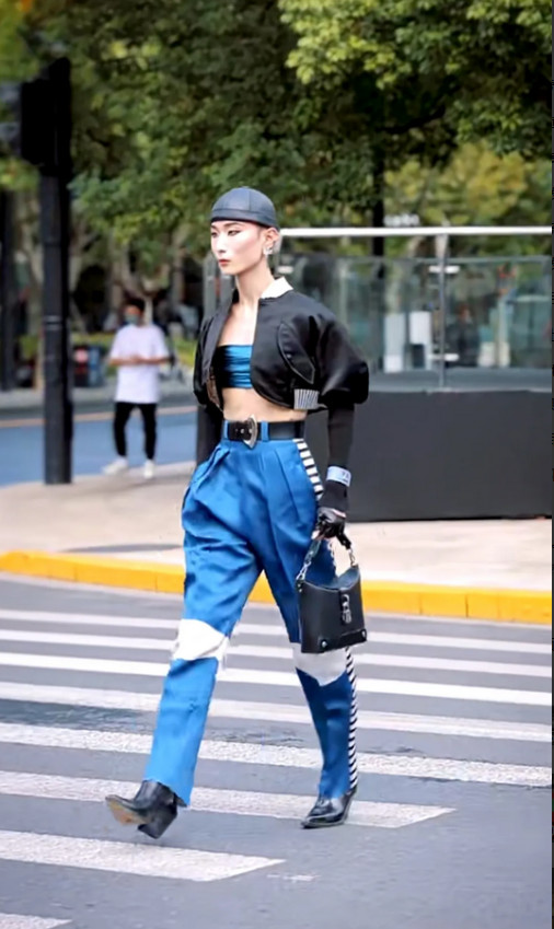 他走过斑马线，回头率200%，就问你服不服？