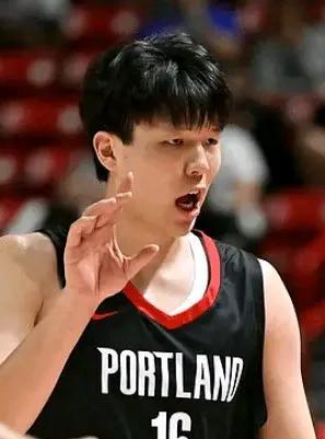 鹤立鸡群！杨瀚森把勇士内线打破防了……勇士44号罗防守杨瀚森时候，抢位过程中，