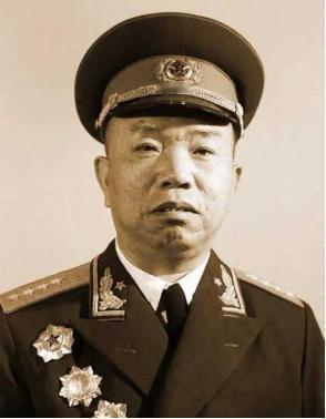 1952年，王树声在商店买东西时，突然感觉售货员有些熟悉，他想了想后，暗道：“当