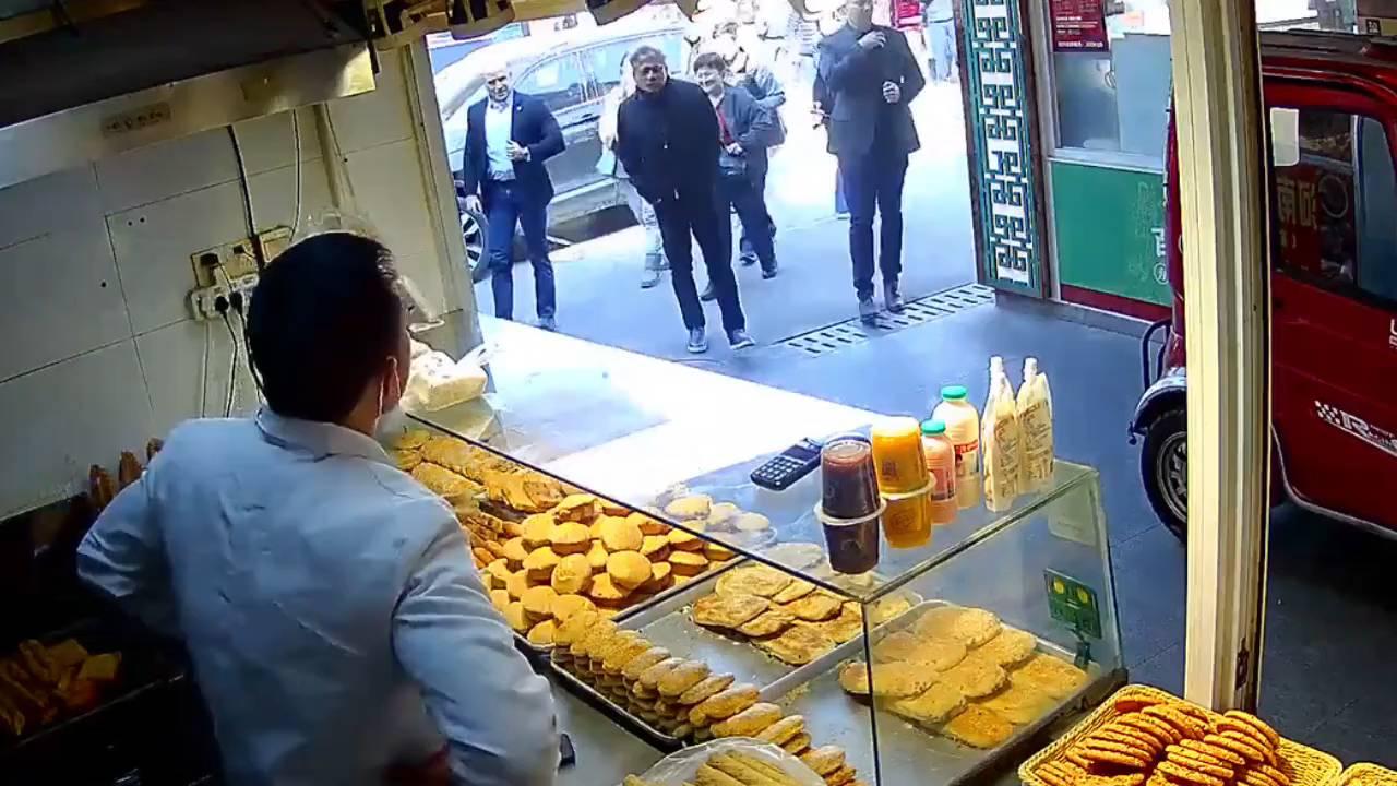 1550亿美元身家的黄仁勋逛上海路边店，边吃边买，送签名红包