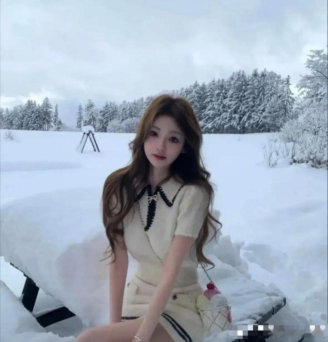 赖赖在长白山零下20度穿短裙，不是因为抗冻是王思聪的保暖团队围着她转。网友拍到，