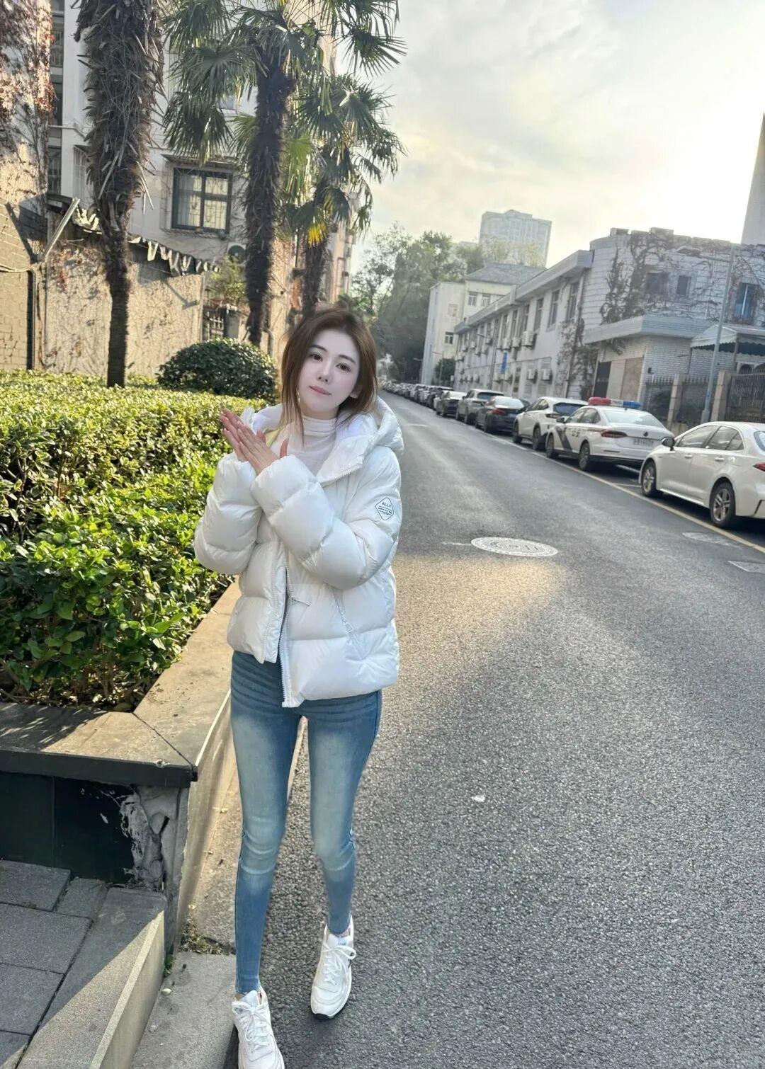 冬日暖阳下，少女漫步在街头，温暖如春。🌞👗👟