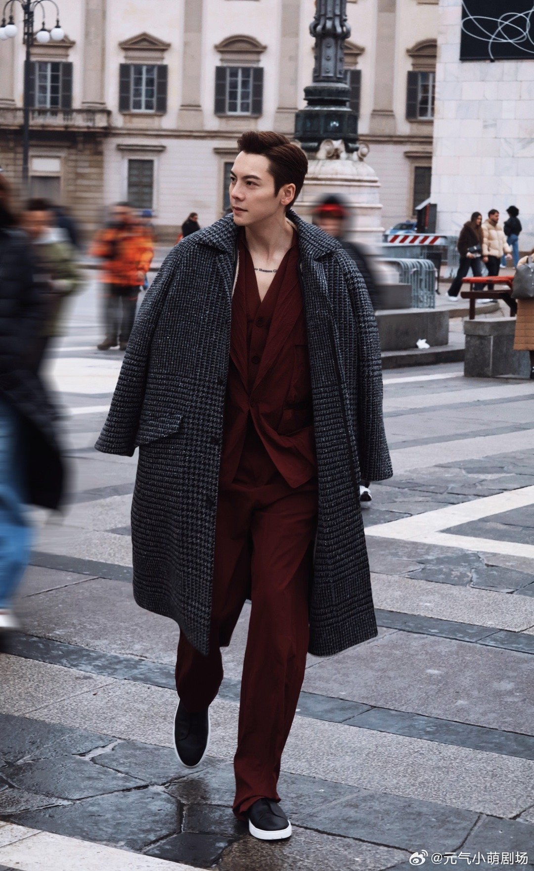 特别慷慨的陈伟霆，深V西装米兰街拍头身比太顶了！