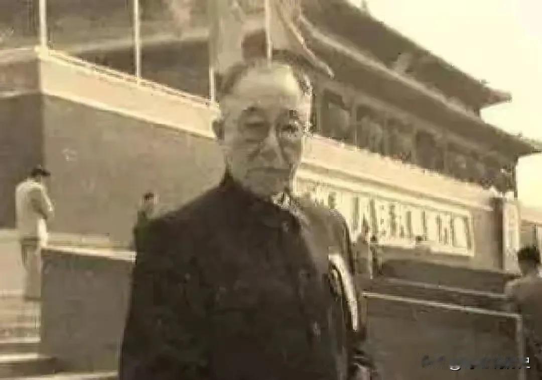 1935年冬，德胜门的“鬼市”上，一位气质不凡的中年人正为一件旧瓷瓶的价格与人温