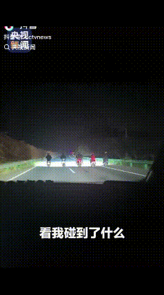 大快人心！安徽，一男子晚上在省道开车时，突然看到五辆摩托车并排堵住整条路，而且完