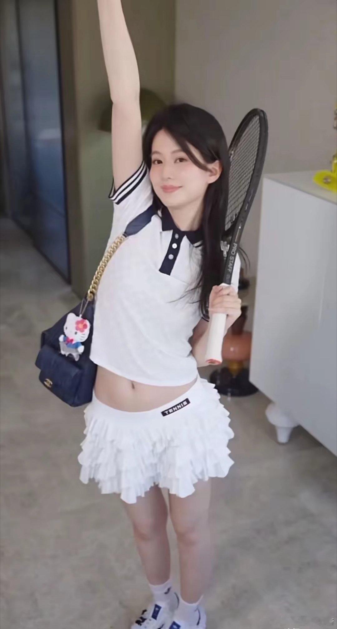 31岁乔欣运动风穿搭美爆了！穿短裙少女感拉满，婚后越来越漂亮​​​