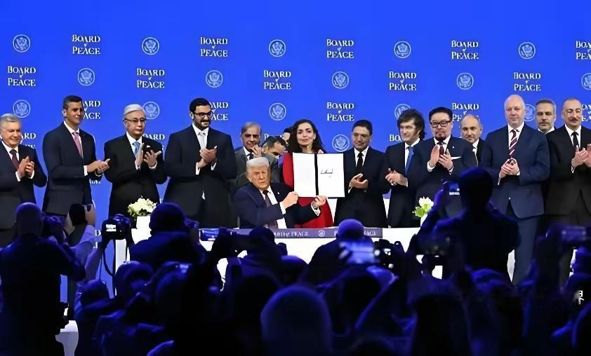 特朗普在达沃斯刚官宣的“和平委员会”，不到两天就翻车翻麻了！白宫原本吹的阵容挺唬