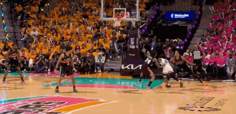 非人类！文班亚马换手封盖追平纪录！在今天NBA季后赛马刺对阵森林狼的第三节比赛