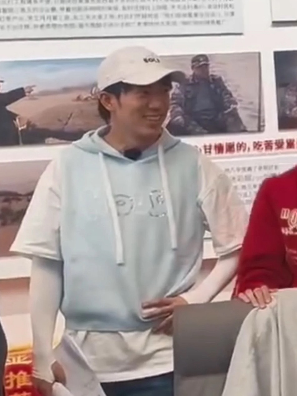 新疆的紫外线果然厉害成十个黑蛋了哈哈哈哈哈哈