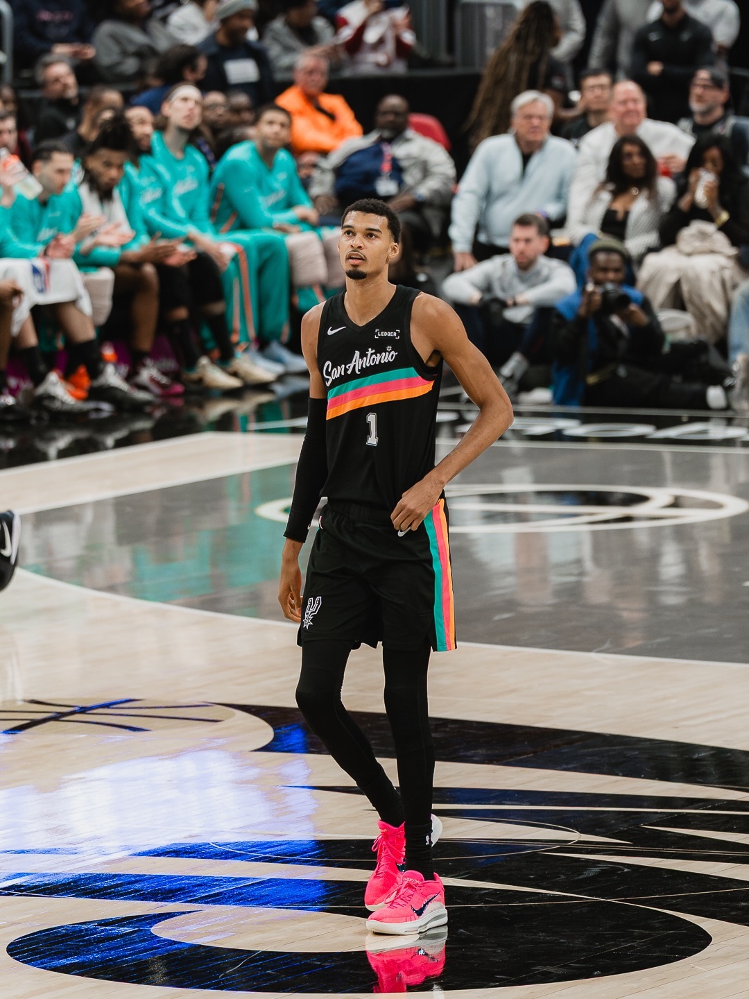 开拓者主帅斯普利特今天接受采访谈到文班亚马：“无论是进攻端还是防守端，文班无疑是