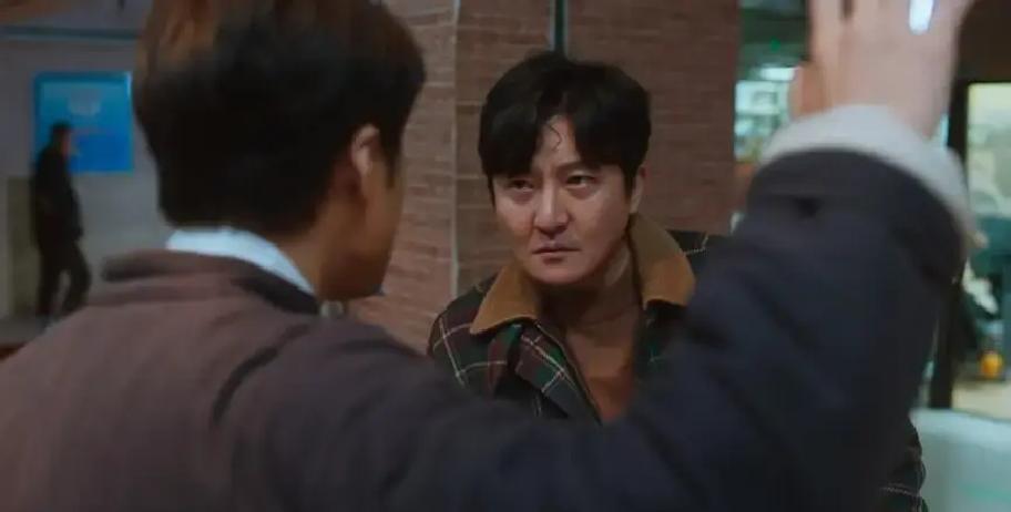 拿到百万元国家赔偿那天，郭大撕了存单。他攥着支票直奔鼎庆楼。你算算，17年