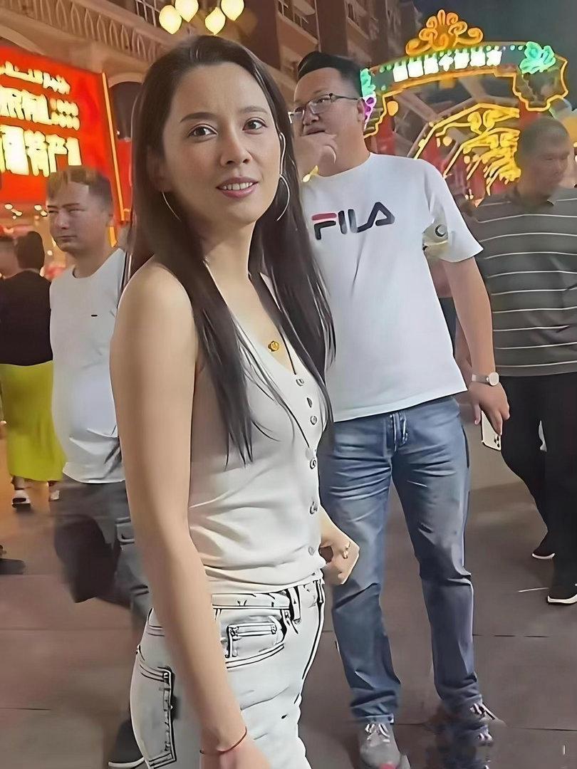 还以为森林北啥神仙颜值，能把汪峰迷得神魂颠倒。直到偶遇，才发现没了滤镜，这姐们长