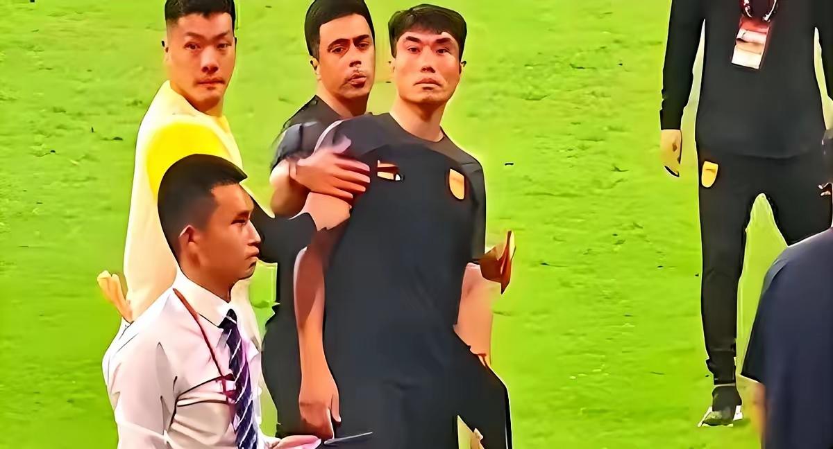 置换反应？北青：郑智接近出任青岛西海岸主教练！《北京青年报》肖赧报道，郑智接近