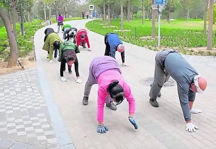 早晨溜圈，突然涌现出一个奇怪想法。当初人类的祖先按你四肢行走进化到直立行走，这也