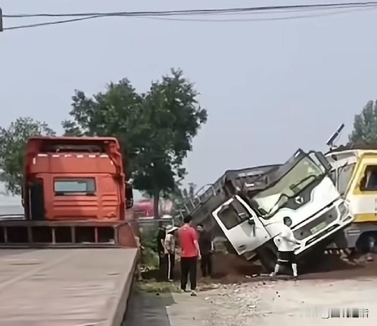 货车抢行，撞了火车，你敢信？这种事听着跟段子似的，但它真就发生在唐山。一辆满载