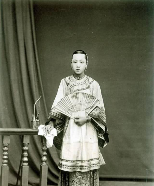 丧妻两年的李鸿章决定再娶一房夫人，大婚当天，他却留下了丫鬟。1863年的合肥