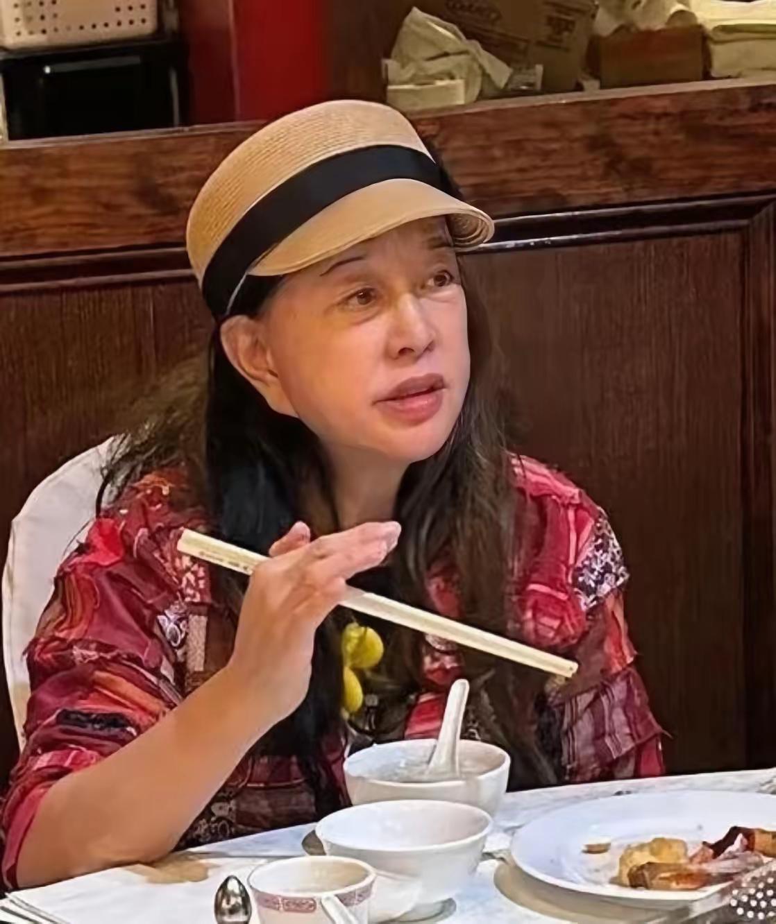 看到75岁刘晓庆素颜和朋友聚餐的照片，真感慨岁月不饶人。以前看她演丫头，化着大浓