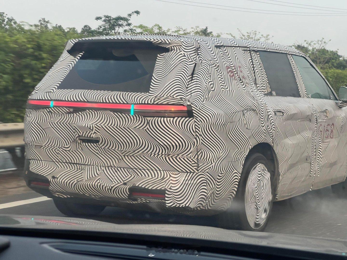 小鹏GX把小蓝灯放在了前后星环灯上，两个小蓝灯把星环灯截成了三段，你觉得这个位置