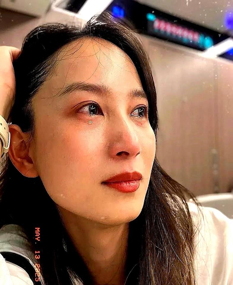 我结婚一年半了，老公是军人。招待所走廊的灯总在十二点准时熄灭，我趴窗户边数着楼