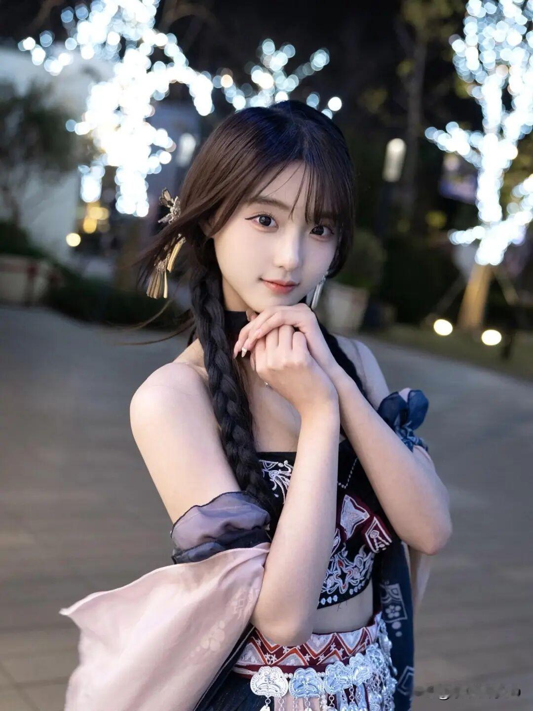 夜幕下的梦幻少女，灯光下的唯美瞬间