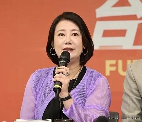 民进党立委吴思瑶今（22日）在社媒发文称，侯汉廷造谣翻车，2024年他跟我选立委