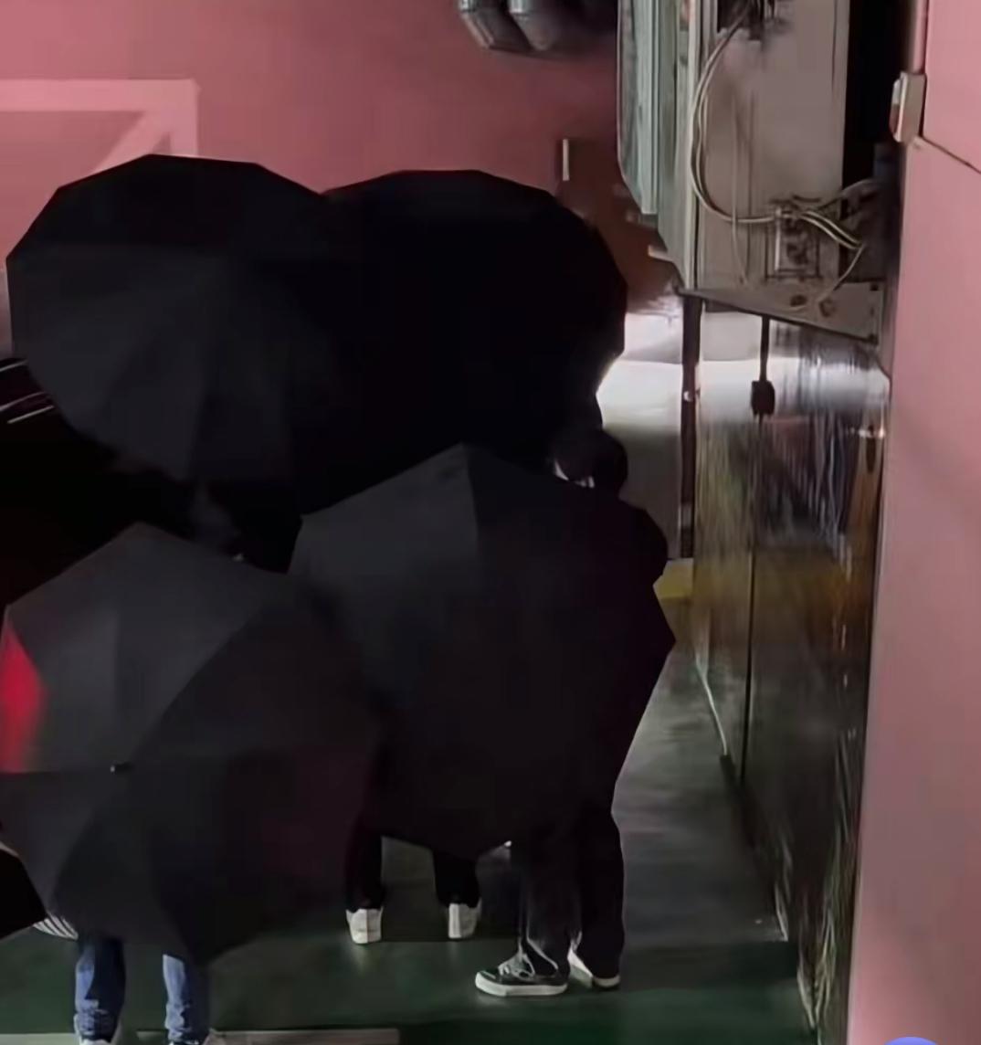 肖战团队这回的防护措施，简直是天花板级别，日常路透基本被彻底杜绝。回