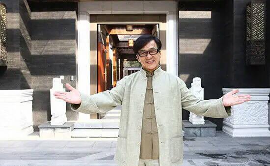 1990年，成龙来北京拍戏，被房产中介一通忽悠，入手了八套四合院，每套50万。