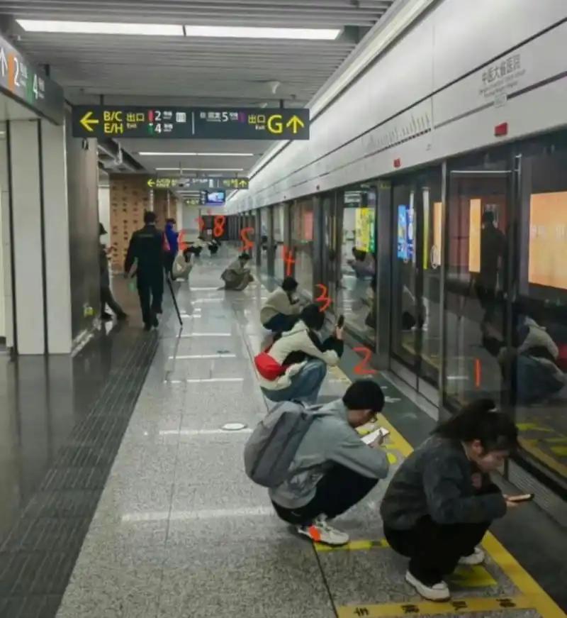 一个香港人来内地旅游，在地铁站拍下一位蹲着歇口气的上班族，发到网上劈头质问：“为