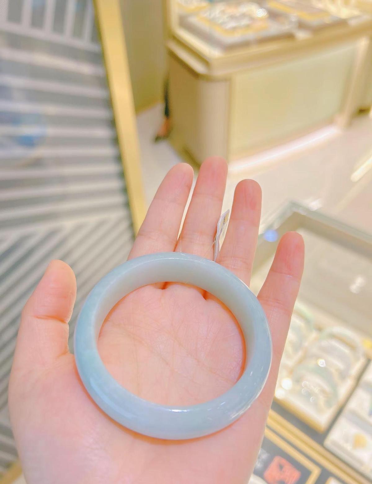 玉不说话，但人心里的那点念想，它全懂。三原来曼一场直播，1300条手镯秒光，不