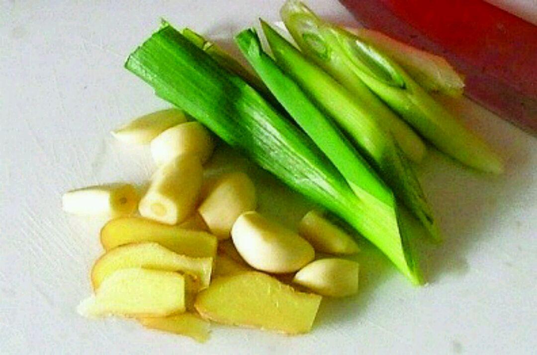 为啥长辈炒菜顿顿离不开葱姜蒜？年轻人却嫌麻烦？原因太真实了不知道你有没有发