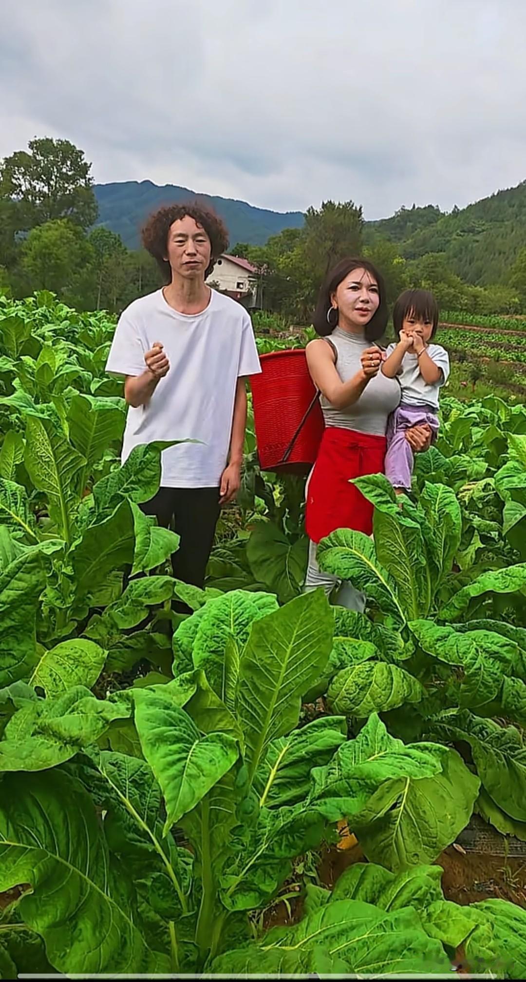 龚玥菲确实是搞流量的高手，经常与别人合拍就有流量，搂搂抱抱貌似亲密的样子，肯定就