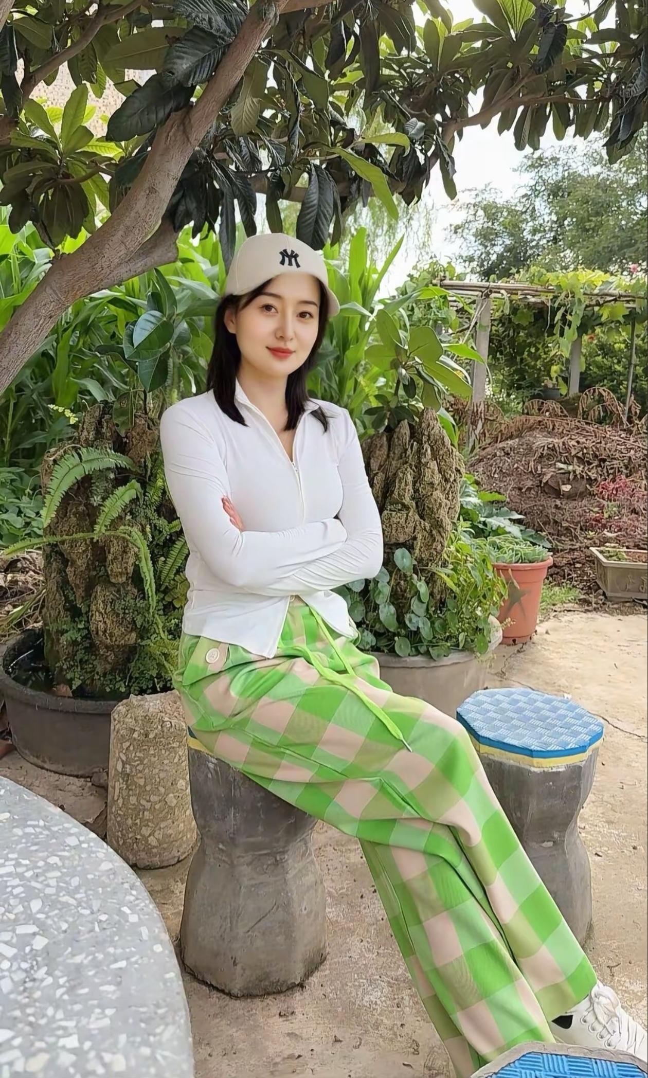 绿树阴中倚，清风拂面来。