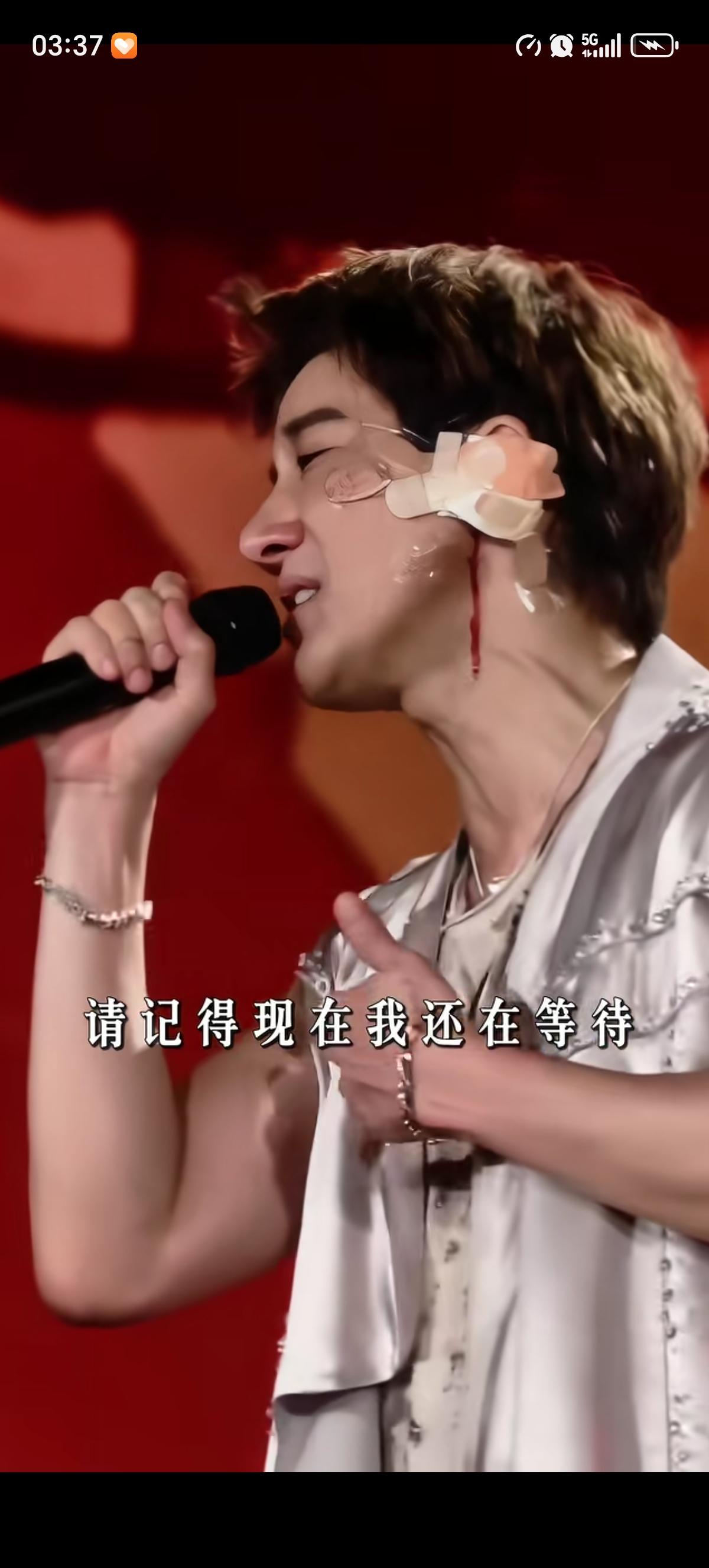 被王力宏感动到了，好心疼啊！脸都破皮了，耳朵直接磕在台阶棱角那里了，耳返都撞坏了