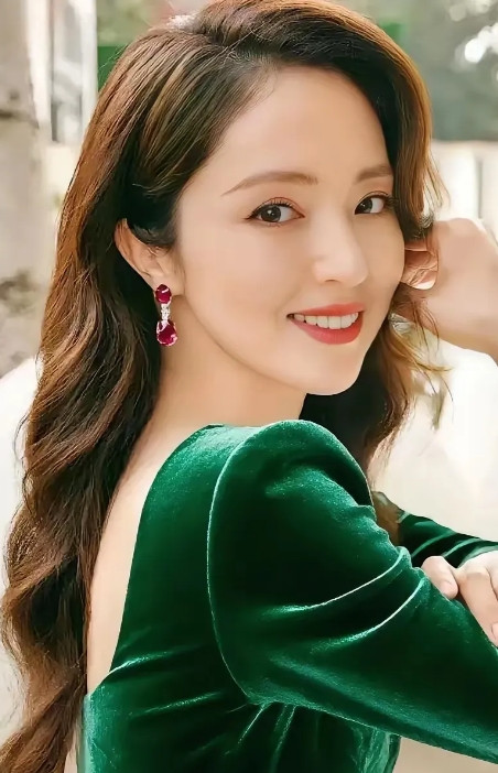 董璇现在估计在家里郁闷呢，本以为她的官宣二婚会赢得大家的祝福，没想到，却是全网的