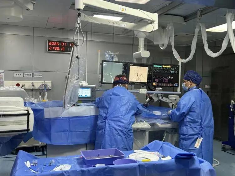“万万没想到！”7月23日报道，广东深圳，一小伙因脑梗死被送去医院抢救，手术成功