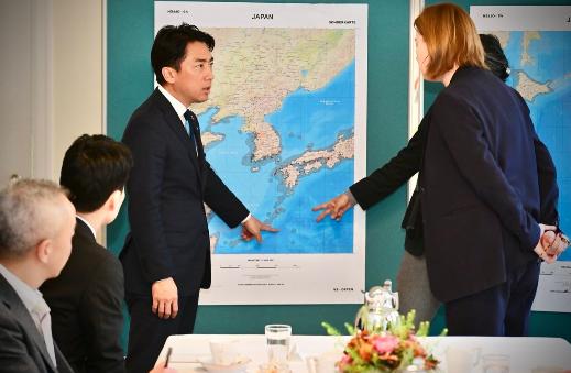 日本防长紧急会晤德国大使，要联合德军一起抗中，二战法西斯又要合流？ 当地时