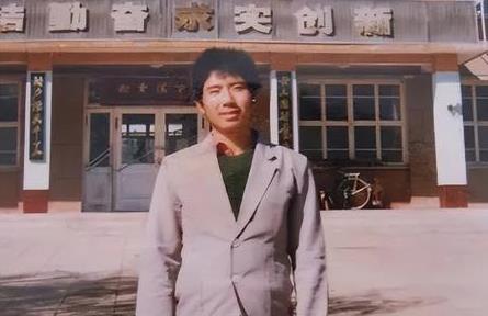 1979年，内蒙古一户人家因家里太穷，想扔掉刚出生不久的儿子，46岁村民董栋小看