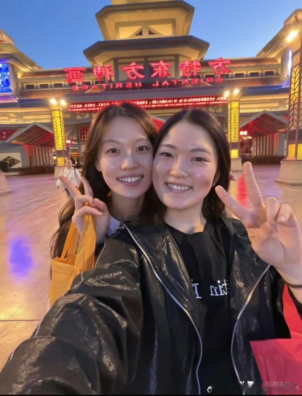 木原美悠和韩菲儿一起去太原方特玩了。看来乒超的比赛快开始了，木原美悠提前来中国