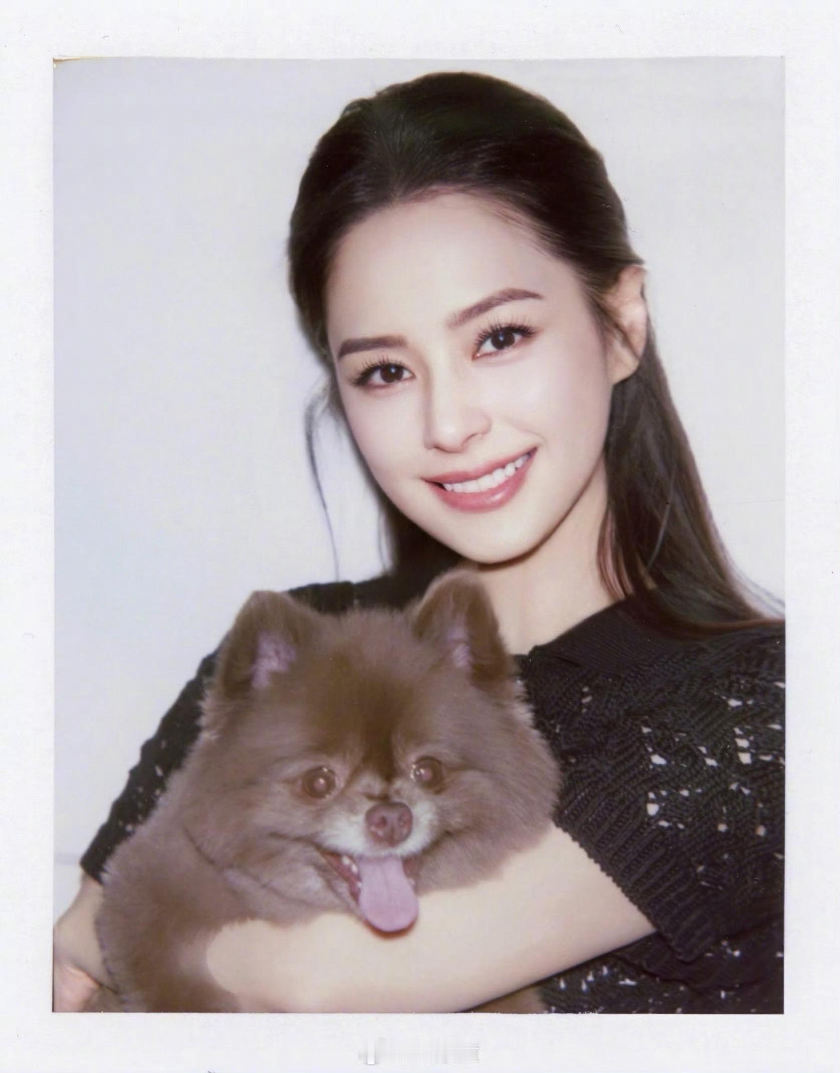 点击就看钟欣潼撕拉片，美得太超过了！前两天参加线下活动的生图也好美钟欣潼45岁状