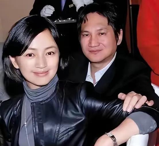 2010年，罗海琼和华谊副总裁费麒结婚。婚礼上费麒突然抢过司仪的话筒，大家以为他