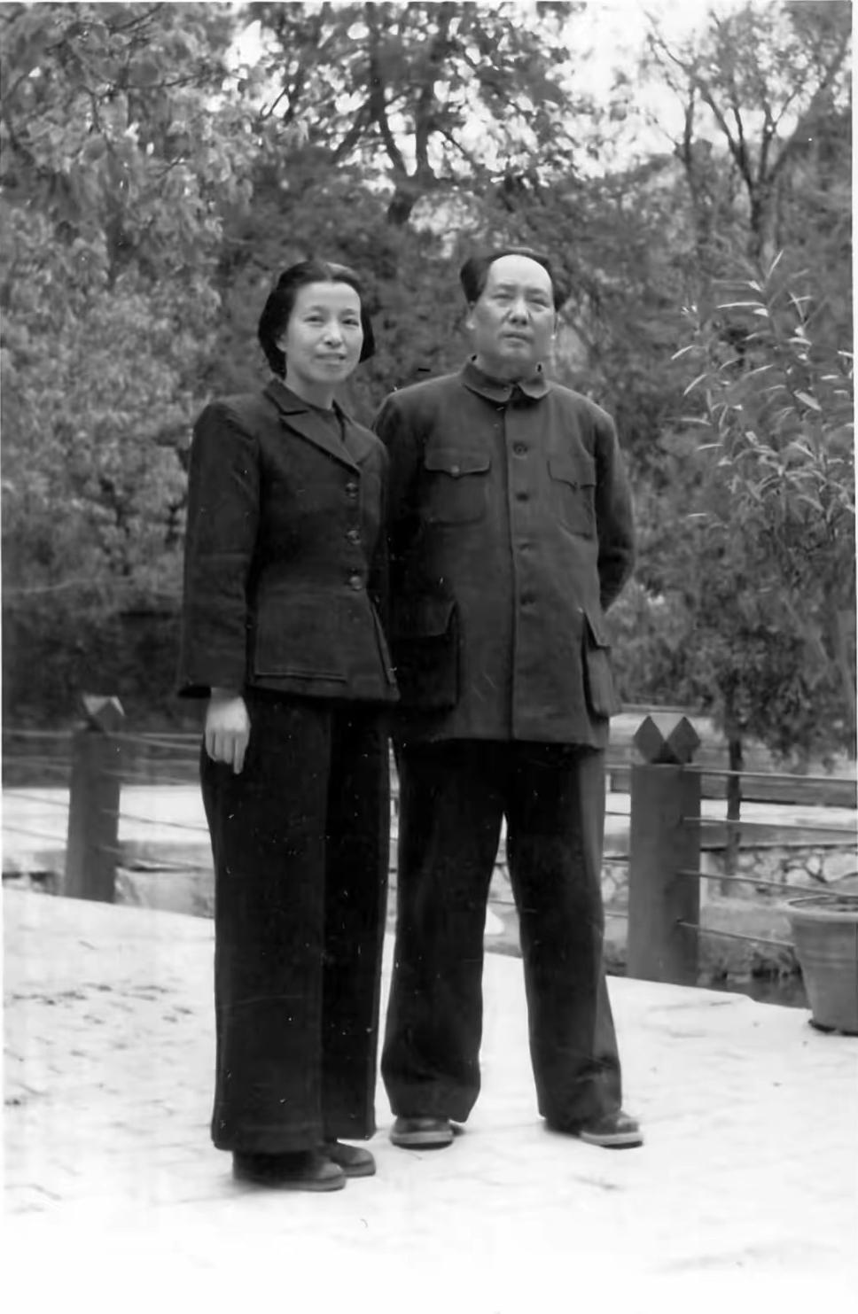 这是毛主席和夫人在香山的真实合影，都看看吧，经受战火考验的革命伴侣，同甘同苦共患