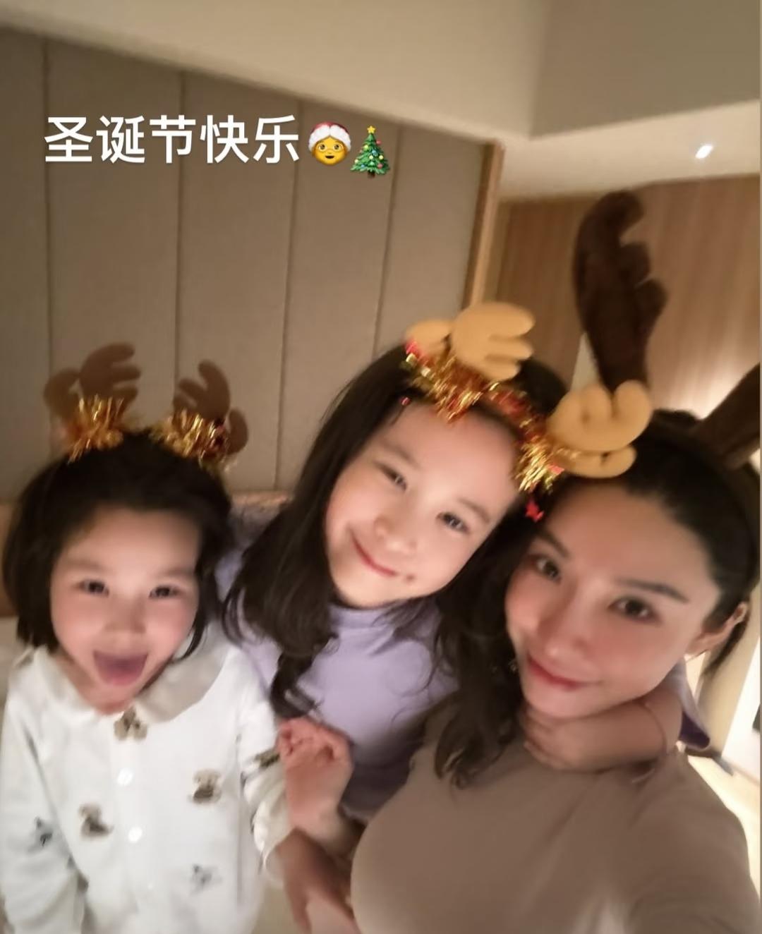 赌王三房家的前儿媳齐娇晒出带着两个女儿日本过圣诞的照片。两个女儿颜值一个随奶