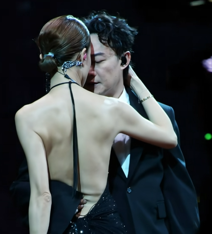 在同一个演唱会上，周笔畅、容祖儿身穿露背晚礼服晚礼服，先后与陈奕迅贴身拥抱！而陈