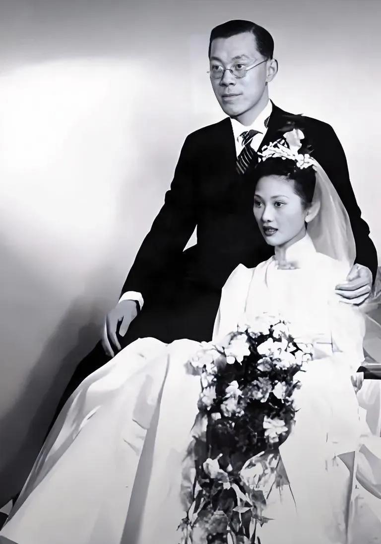 徐志摩儿子徐积锴逾妻子张粹文的结婚照，徐积锴是徐志摩与张佑怡的儿子，父亲徐志摩坠