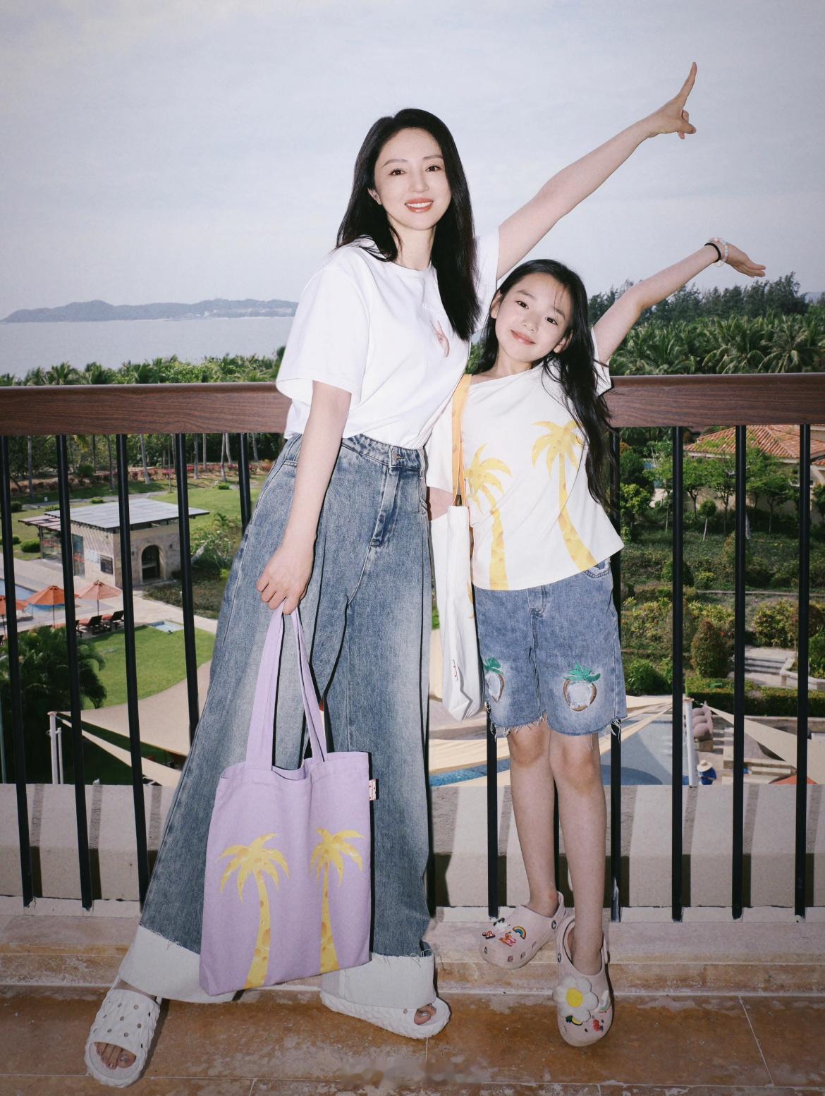 董璇晒和女儿合照小酒窝这颜值在星二代里也算超好看的啦
