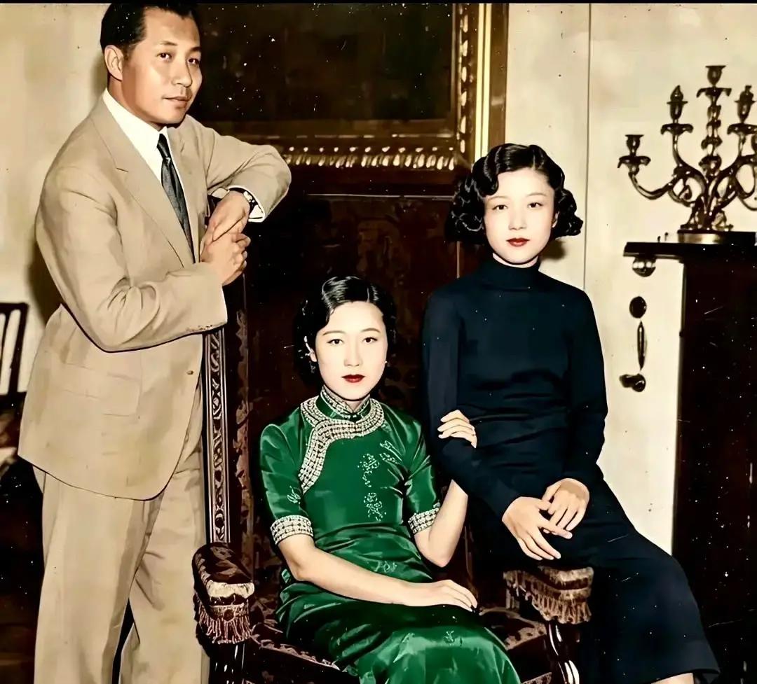 1933年，张学良因热河抗战失利引咎辞职，随后携家眷出国考察。在伦敦期间，他与原配夫人于凤至及长女张